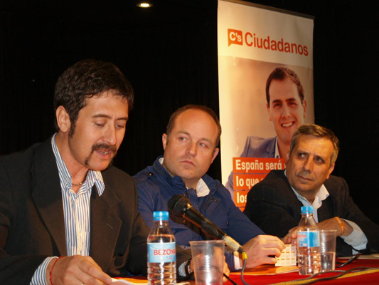 Alejandro Ruiz, en el centro de la imagen, el candidato a la Alcaldía de Guadalajara por Ciudadanos, denunciado por presunto maltrato psicológico.