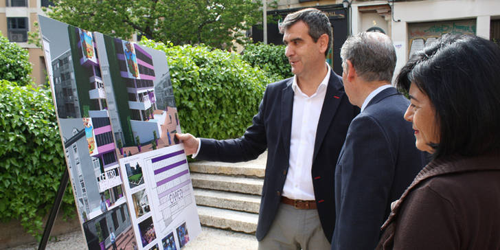 Román reformará la Plaza del Concejo y recuperará el edificio Cívico