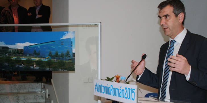 Antonio Román ejecutará un nueva piscina pública al aire libre