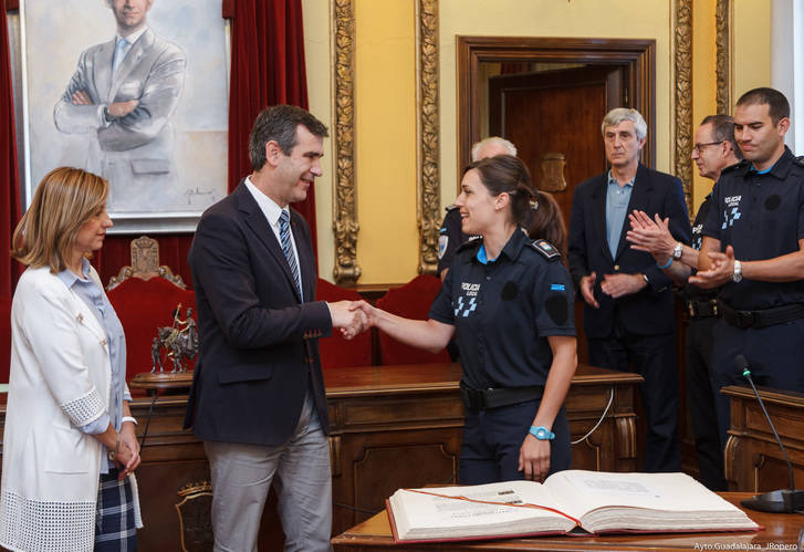 Los ocho nuevos agentes de la Policía Local han tomado posesión de su cargo