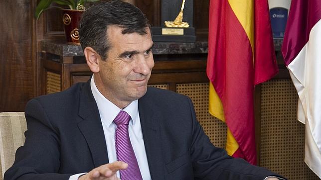 Román sienta las bases para acabar con el conflicto de los bomberos de Guadalajara