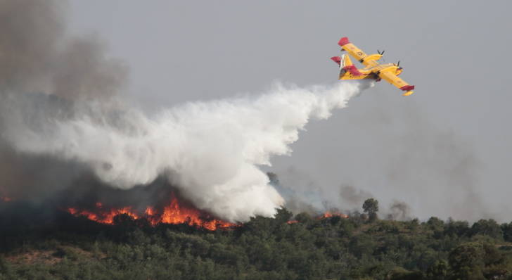 Continúa la vigilancia en la zona del incendio de Humanes, pese a estar extinguido