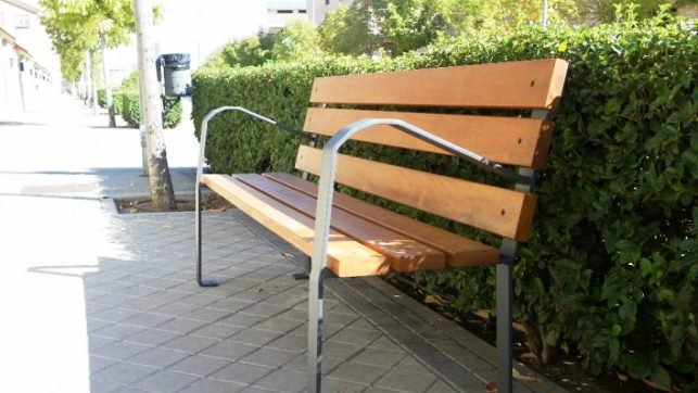 El Ayuntamiento de Guadalajara instalará en los próximos días 95 nuevos bancos y 39 papeleras