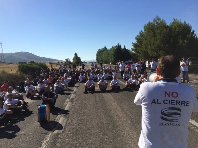 Unos 130 trabajadores de las contratas de Elcogas se encierran en el Ayuntamiento de Puertollano