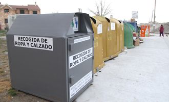 Esta semana se instalan tres contendores para el reciclaje de la ropa usada en Quer