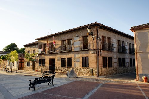 El alcalde socialista de Fontanar se sube el sueldo 11.000 euros y se reduce la jornada de trabajo