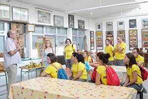 El Aula Apícola Municipal de Azuqueca recibe la visita de un Taller de Empleo de Albacete