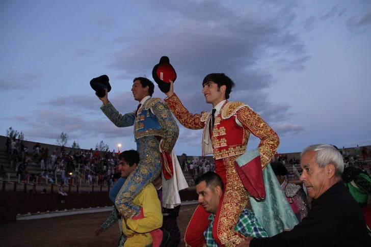 Adrián Henche y Miguel Angel Silva abren la puerta grande de Las Cruces de Sigüenza
