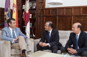 Román recibe en el Ayuntamiento a José Julián Gregorio López, delegado del Gobierno