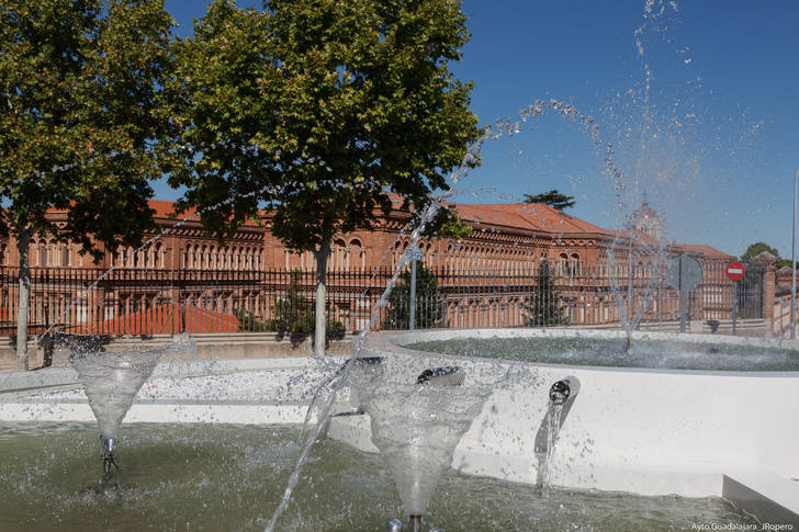 Dos nuevas fuentes adornan las glorietas situadas junto al complejo deportivo de la Fuente de la Niña 