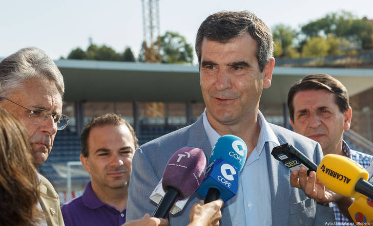 Román: Si se eliminase esa parada perjudicaríamos a las cerca de mil personas que hacen uso de ella al mes