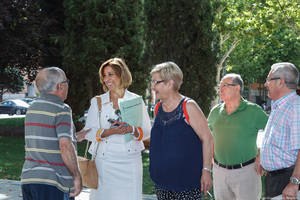 La concejal de Seguridad visita Los Manantiales para conocer de primera mano sus necesidades