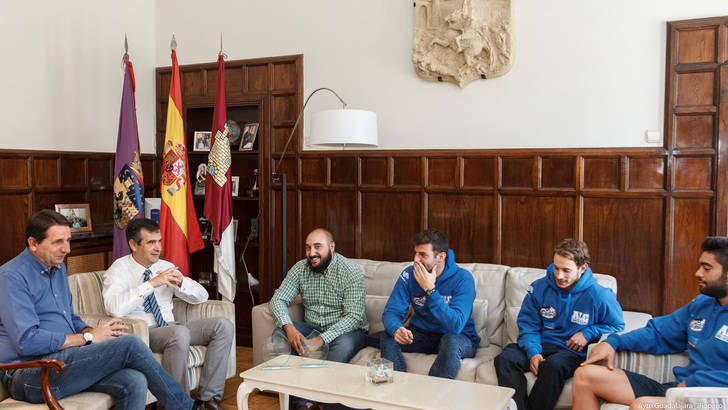 El alcalde recibe al Club Alcarreño de Salvamento y Socorrismo, campeón de Europa