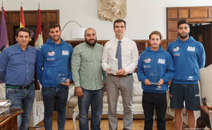 El alcalde recibe al Club Alcarreño de Salvamento y Socorrismo, campeón de Europa 