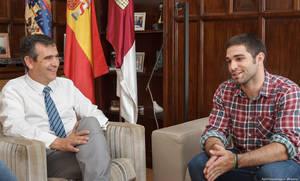 El alcalde recibe a Miguel Moratilla, destacado deportista de Guadalajara