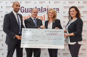 Manos Unidas recibe el importe de la recaudación de la obra de teatro infantil celebrada en el TABV las pasadas ferias