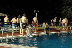 Una azudense denuncia al Ayuntamiento tras lesionarse en la piscina municipal