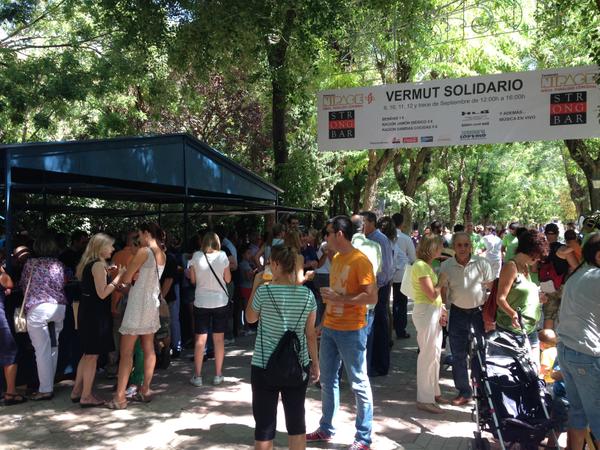 Raciones a cinco euros y bebidas a uno en el vermut solidario de Nipace