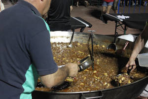La caldereta popular cierra las Fiestas de Cabanillas 2015