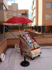 La bibliopiscina se estrenó este verano haciendo escala en ocho urbanizaciones de Valdeluz