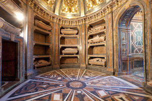 Las similitudes entre el Panteón de los Duques del Infantado y el Panteón de los Reyes de El Escorial, detalle monumental de julio
