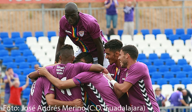 Un gol de Miguélez consigue la primera victoria liguera para el Deportivo Guadalajara