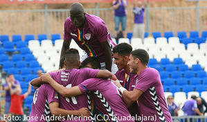Un gol de Miguélez consigue la primera victoria liguera para el Deportivo Guadalajara