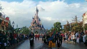 La Banda de Música de Jadraque abrió el desfile de carrozas de Disneyland