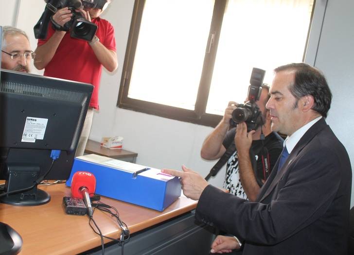 Gregorio destaca que el nuevo DNI electrónico 3.0 contribuirá a reforzar la seguridad documental