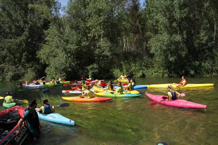 El Club de Piragüismo Trillo continúa haciendo afición al deporte en el Tajo