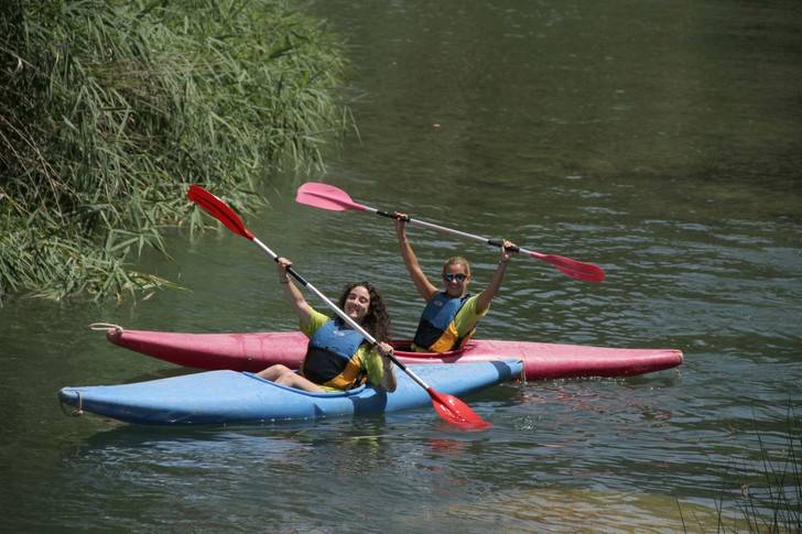El Club de Piragüismo Trillo continúa haciendo afición al deporte en el Tajo