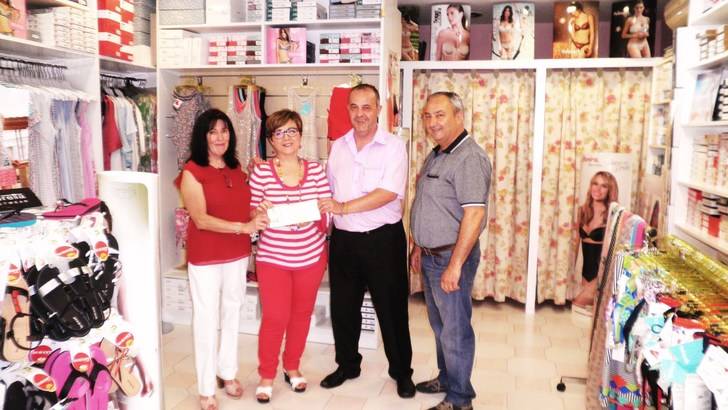 FCG entrega su cheque a Lourdes Vilar, ganadora de la II edición de la Campaña Comercio Abierto