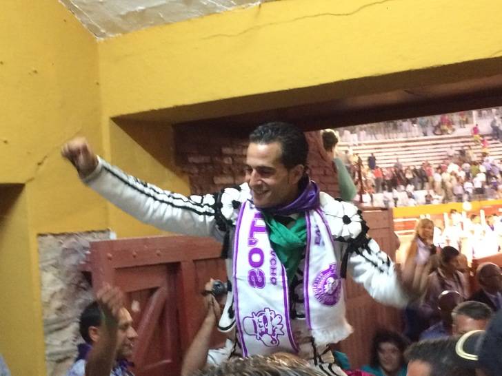 Sólo el buen sexto y un inspirado Iván Fandiño salvaron la tarde de la tercera de Las Cruces