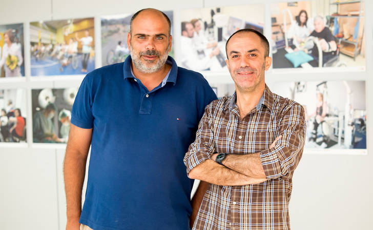 En la imagen los investigadores del Hospital Nacional de Parapléjicos de Toledo, Antonio Oliviero y Juan de los Reyes