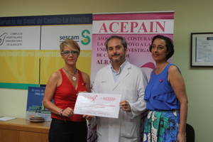 El Complejo Hospitalario Universitario de Albacete recibe una donación para investigar sobre cáncer de mama