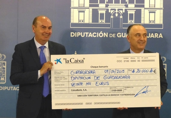 la Caixa dona a la Diputación 20.000 euros para los gastos del incendio de Humanes
