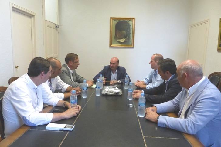 Latre se interesa por la situación del BM Guadalajara y reafirma su compromiso con el Club