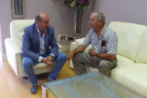El presidente de la Diputación se reúne con el alcalde de Villanueva de Argecilla