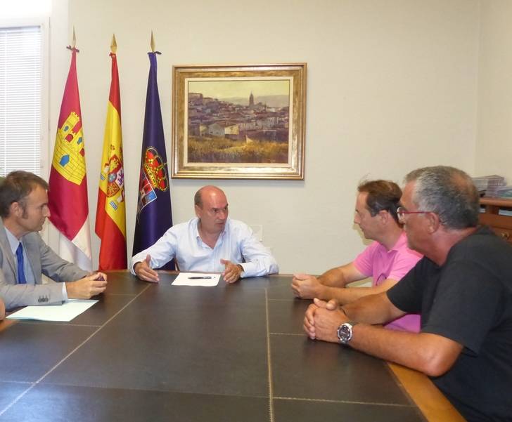 El presidente de la Diputación recibe a la Plataforma de defensa del agua en los pueblos ribereños