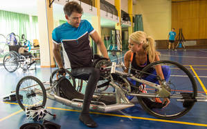 Un ingresado en el Hospital Nacional de Parapléjicos participa en su tercera prueba de handbike