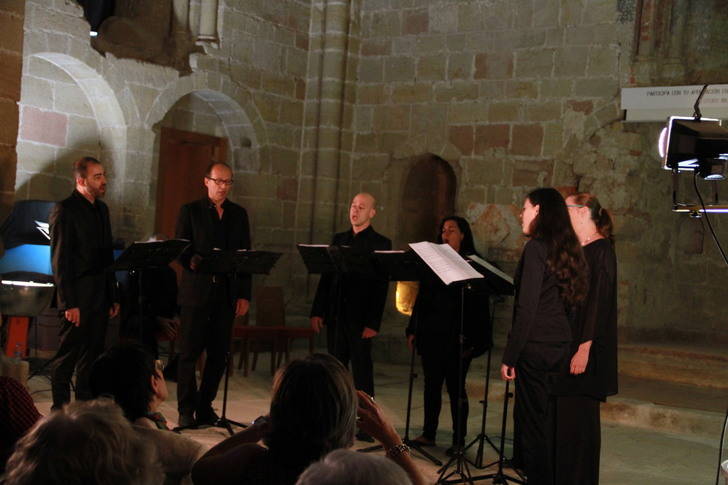 La agrupación coral Ensemble 4/4 vuelve a actuar en la iglesia de Santiago de Sigüenza