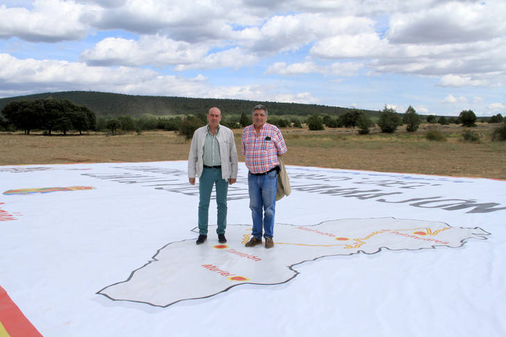 Tamajón recibió con una pancarta gigante a la Vuelta Ciclista a España