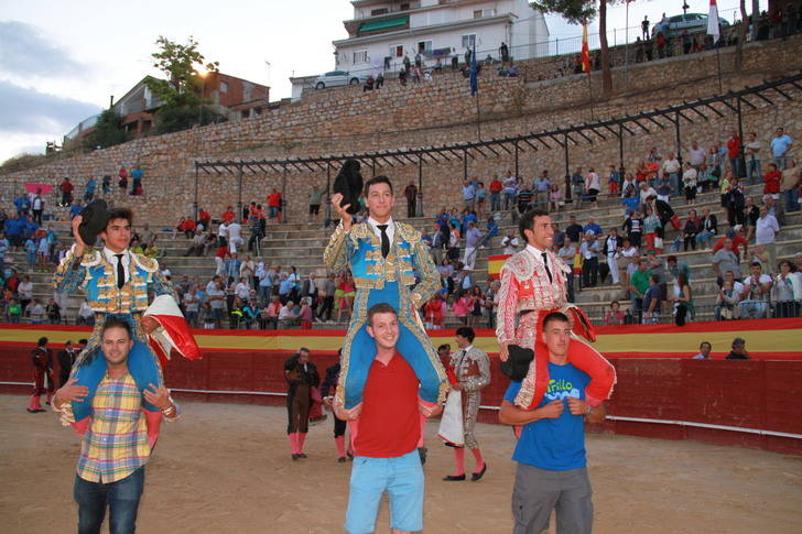 Los tres novilleros salen a hombros de La Isla de Trillo en la segunda novillada de la Virgen del Campo