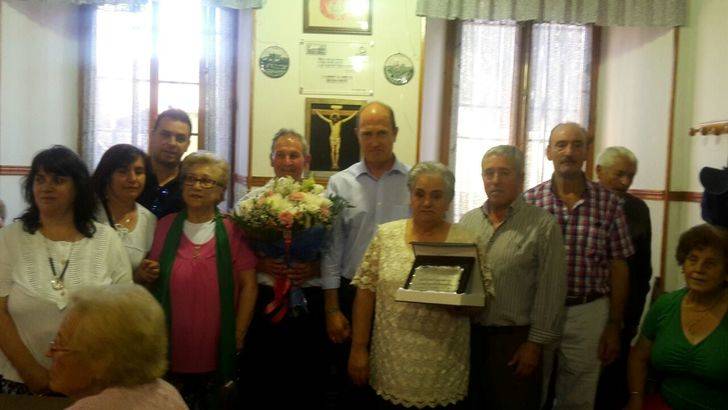 Josefa Alcón y Francisco Cano, homenajeados por sus vecinos con motivo de sus bodas de oro