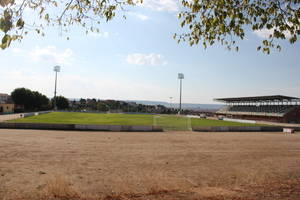 El principal campo de fútbol de Cabanillas cambiará su hierba por césped artificial