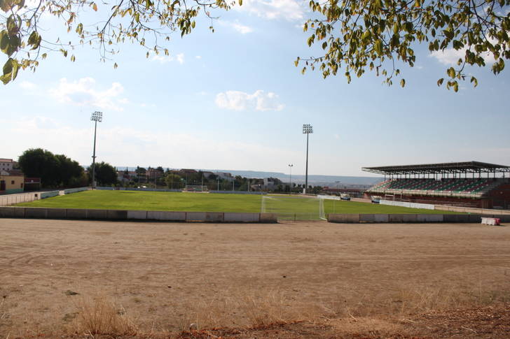 El principal campo de fútbol de Cabanillas cambiará su hierba por césped artificial