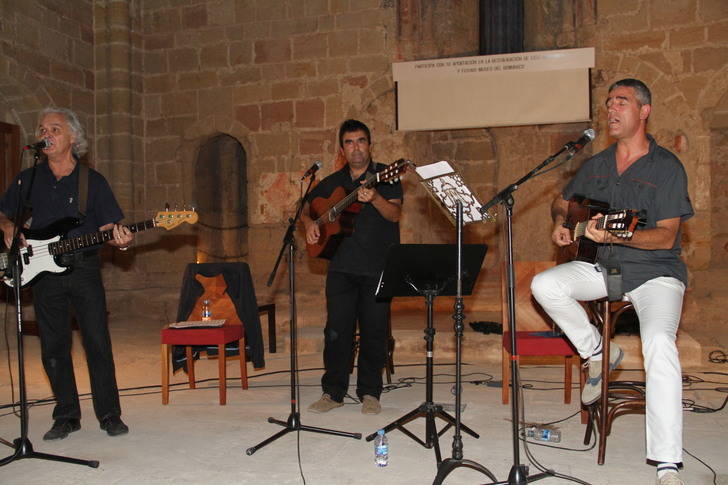 El 'Santos Moreno Trío' llena la Iglesia de Santiago