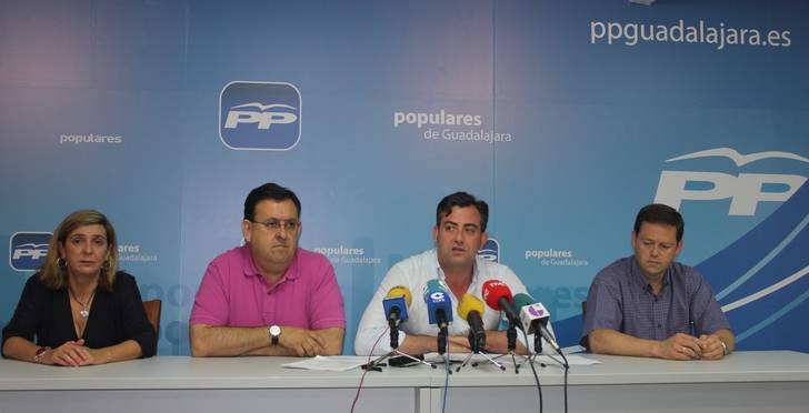 Jaime Celada y concejales del PP en Cabanillas del Campo  este martes durante la rueda de prensa