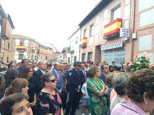 El presidente de la Diputación acompaña a los casareños en la procesión de la Virgen de la Antigua 
