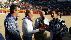 El presidente de la Diputación entrega a Iván Fandiño el premio a la Mejor Faena en Conjunto de la Peña Taurina Alcarreña